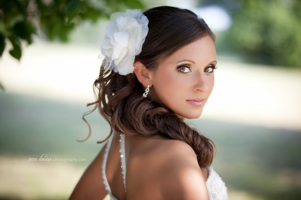 Ann Louise Photography Wedding Picture: Bride looking over shoulder pose
