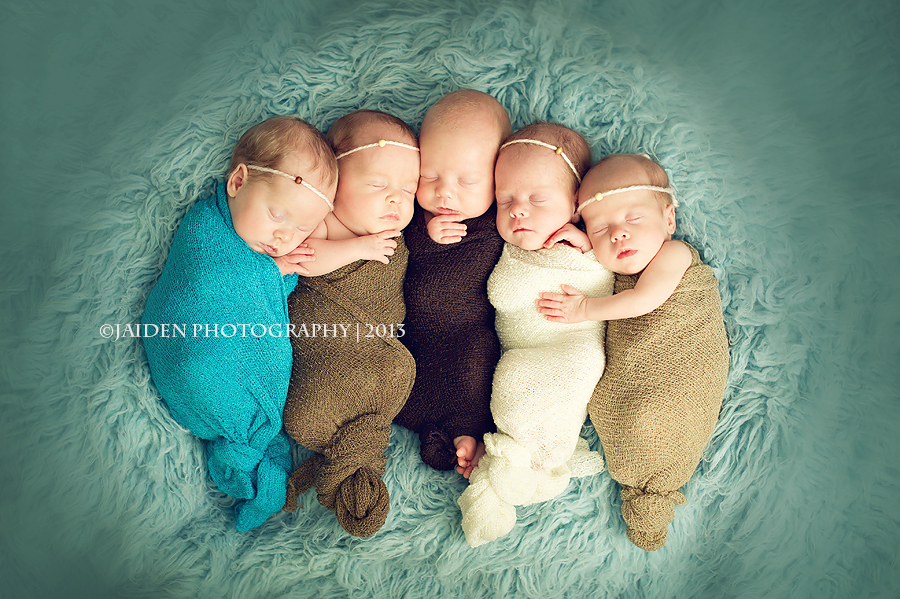 Newborn photo of quintuplets by Jaiden Photography
