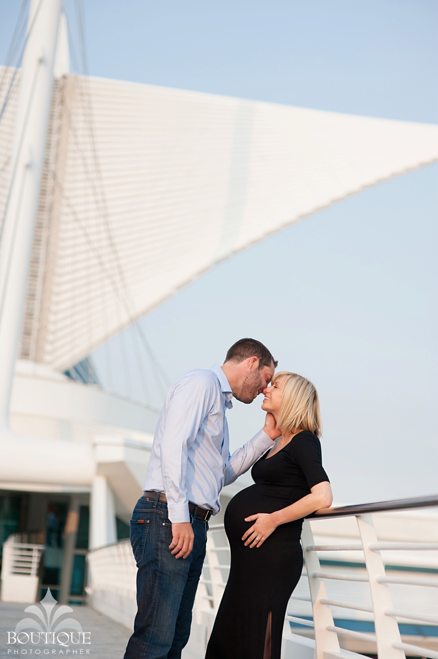 Life Style Maternity Session at the Milwaukee Art Museum