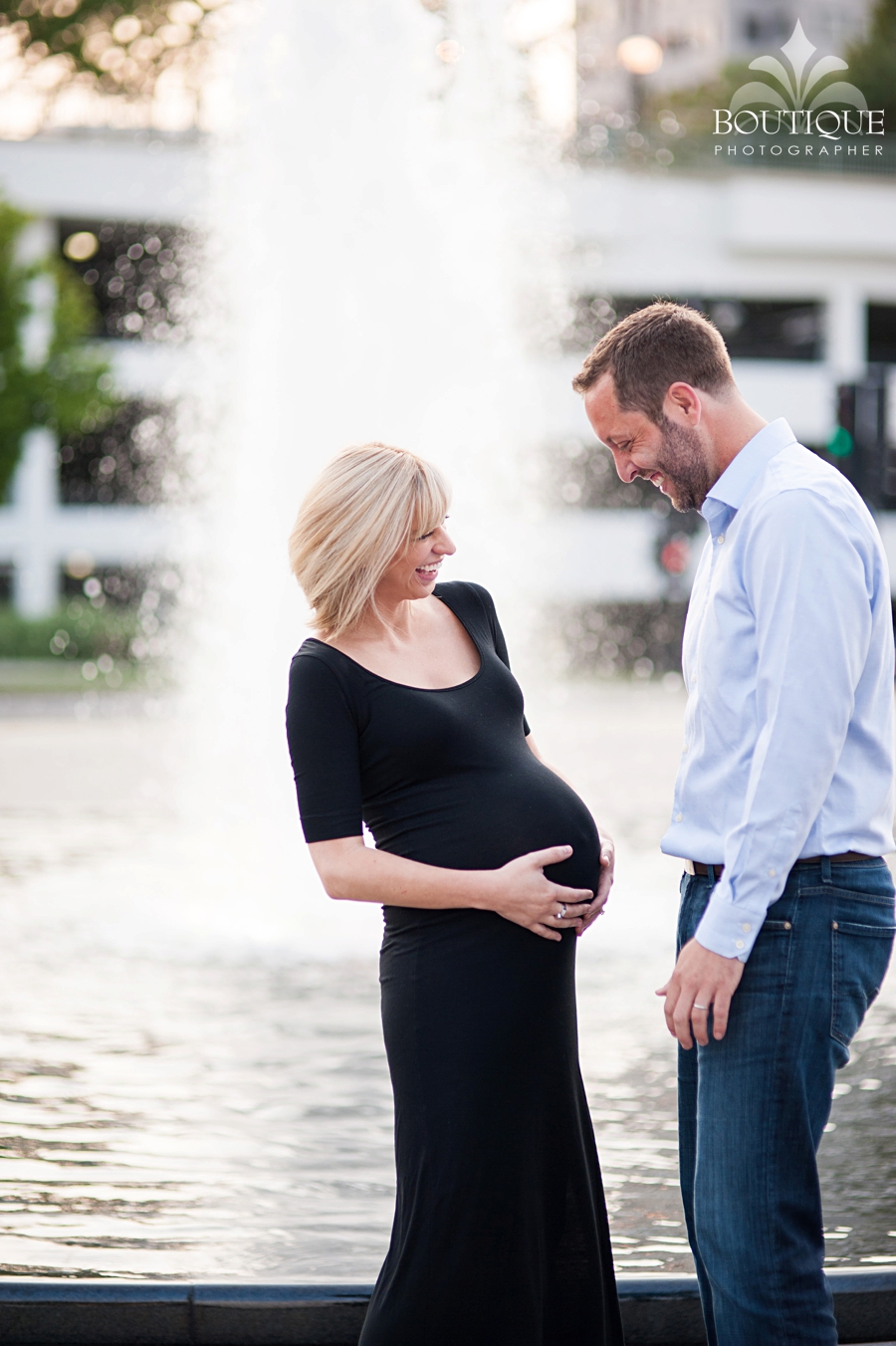 Life Style Maternity Session at the Milwaukee Art Museum