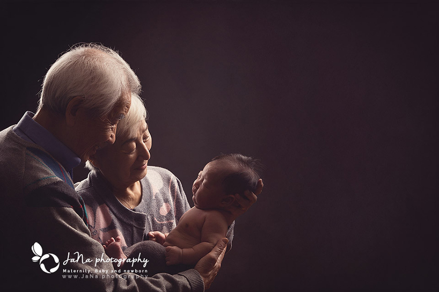Vnacouver-newborn-photography-grandfather-grandmother-jana