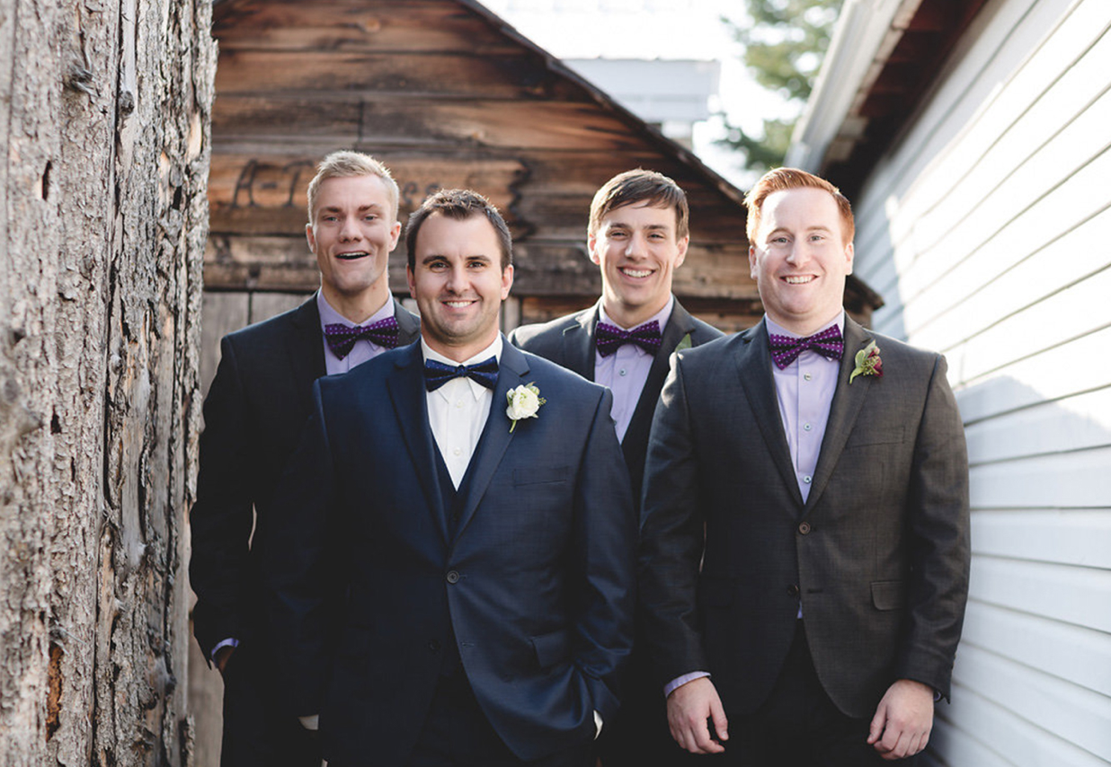 how to pose groomsmen